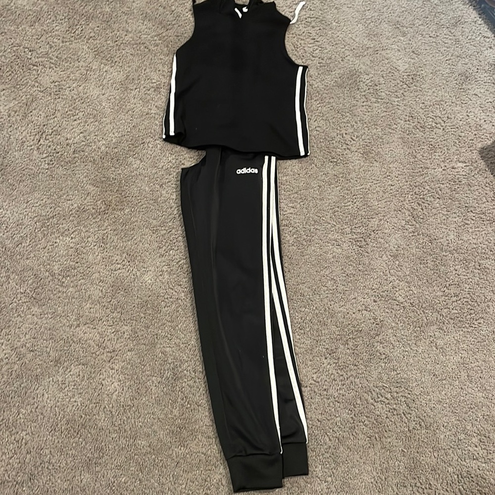 I’m selling the sweatpants and a hoodie top